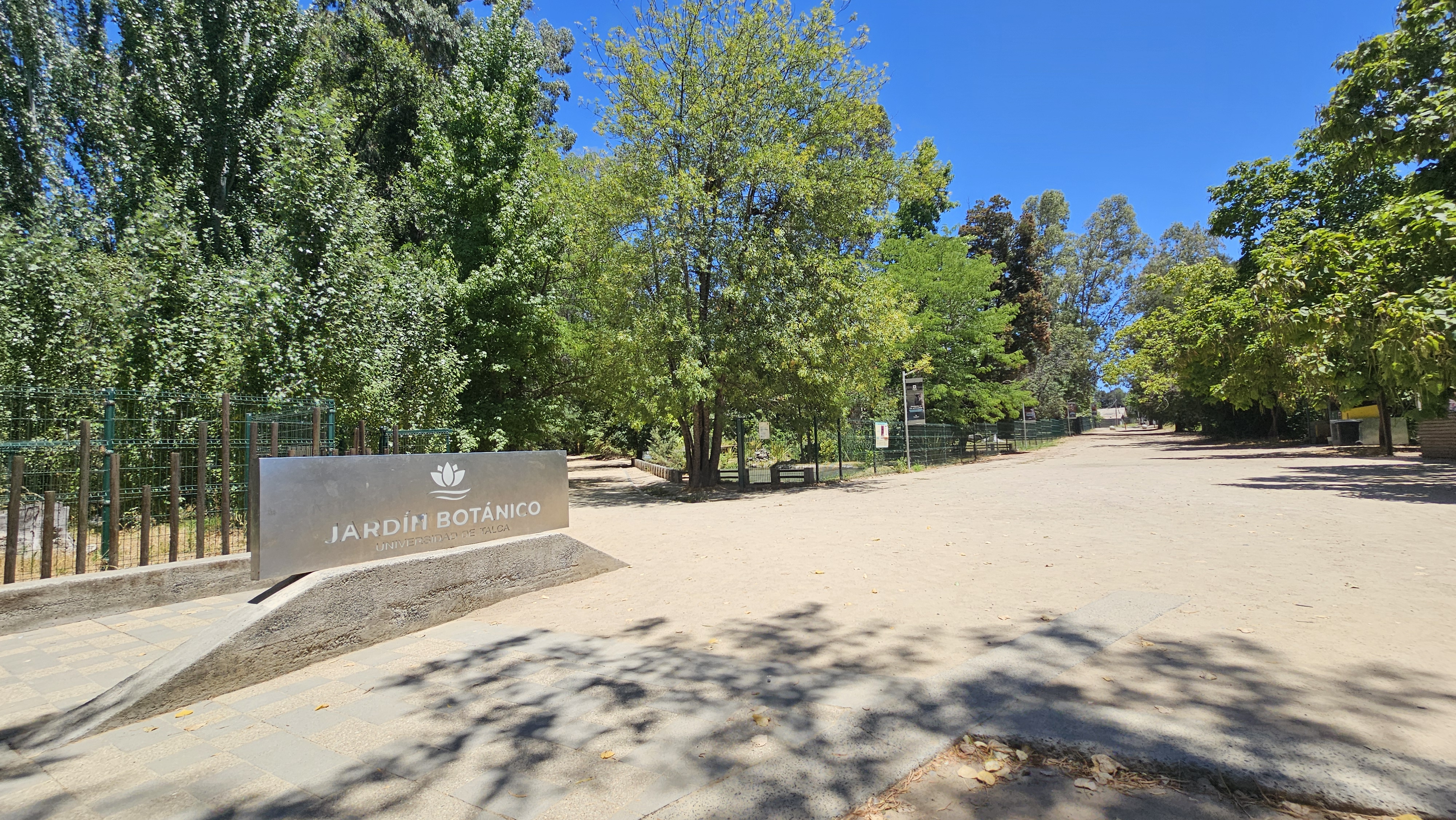 Entrada jardín botanico de Talca