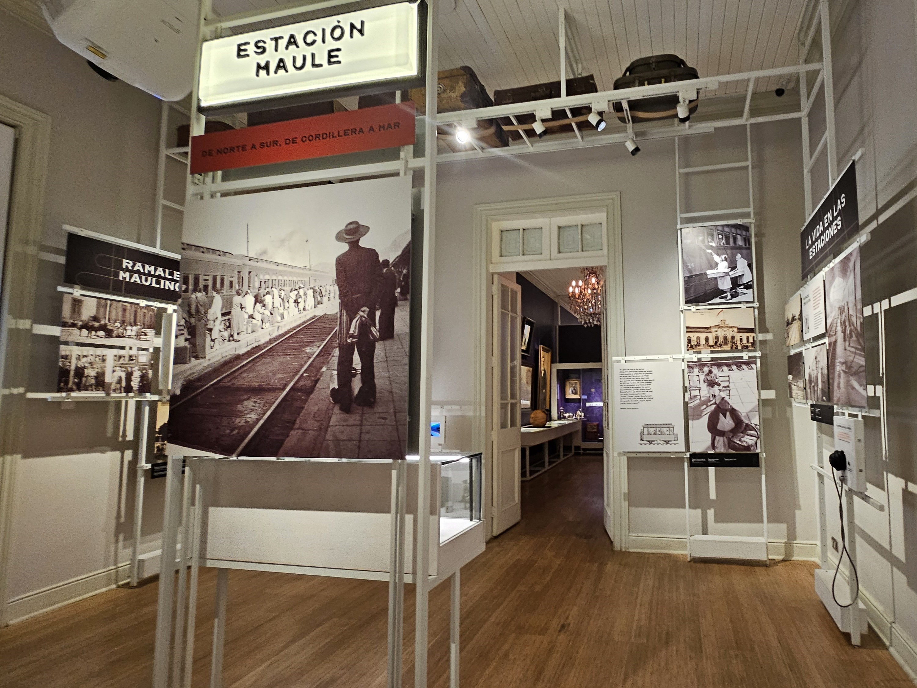 Salón principal del MOBAT con obras de arte